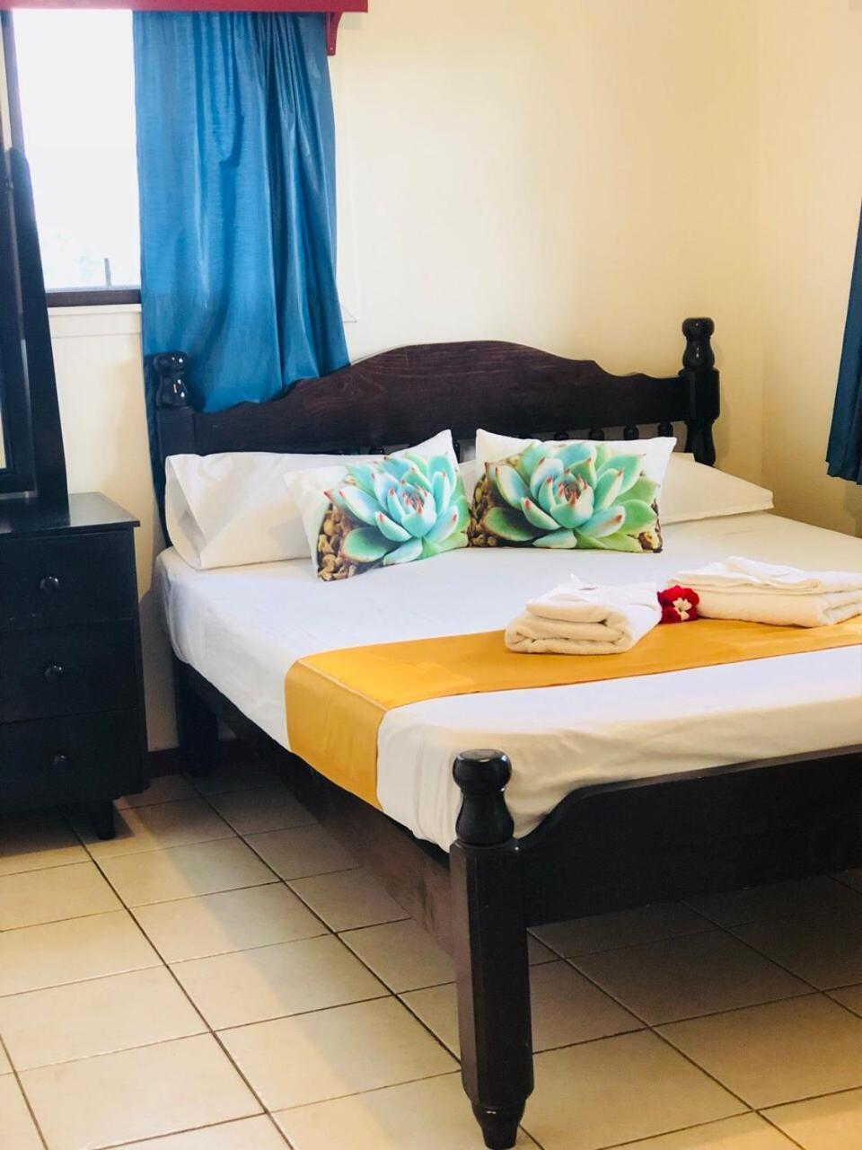 Tonga Holiday Villa นูคูอาโลฟา ภายนอก รูปภาพ